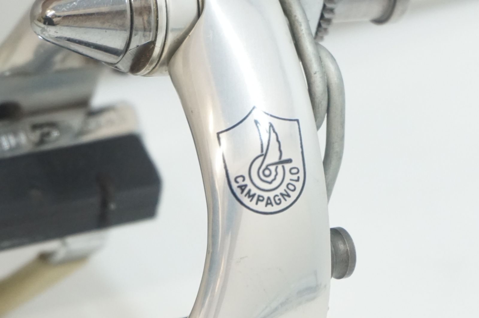 Campagnolo Athenaブレーキキャリパー。表と裏 Campagnolo Athenaブレーキキャリパー。表と裏 Campagnolo