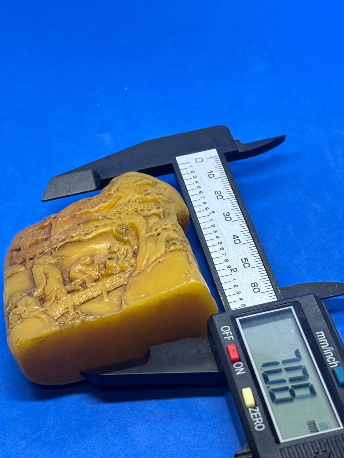 寿山石 田黄石 彫刻置物「松下問童子」70 × 54× 21mm122g印材