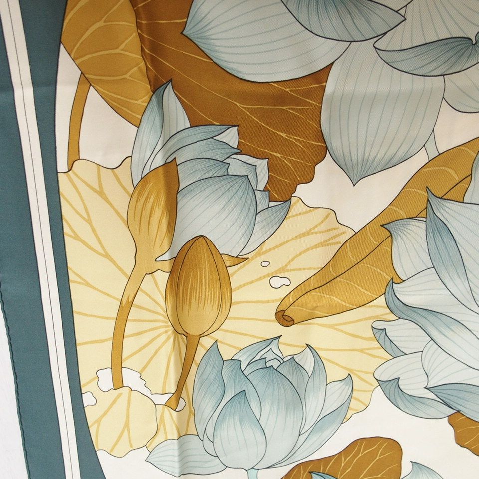 エルメス　HERMES FLEURS DE LOTUS(蓮の花)大判スカーフ エルメス HERMES FLEURS DE LOTUS(蓮の花)大判スカーフ