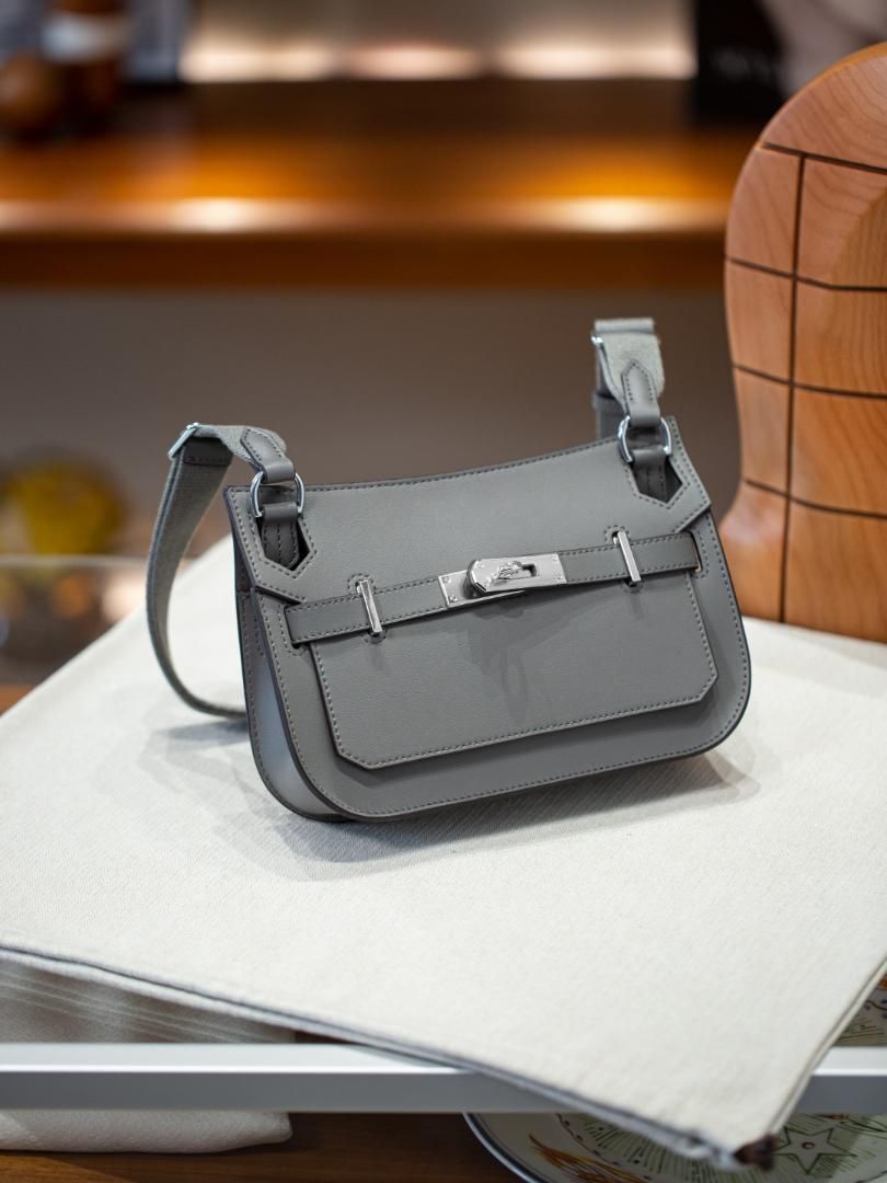 新品未使用タグ付き　完売品　ボンポワン　エコファー　ショルダーバッグ　ボントン 新品未使用タグ付き 完売品 ボンポワン エコファー ショルダーバッグ