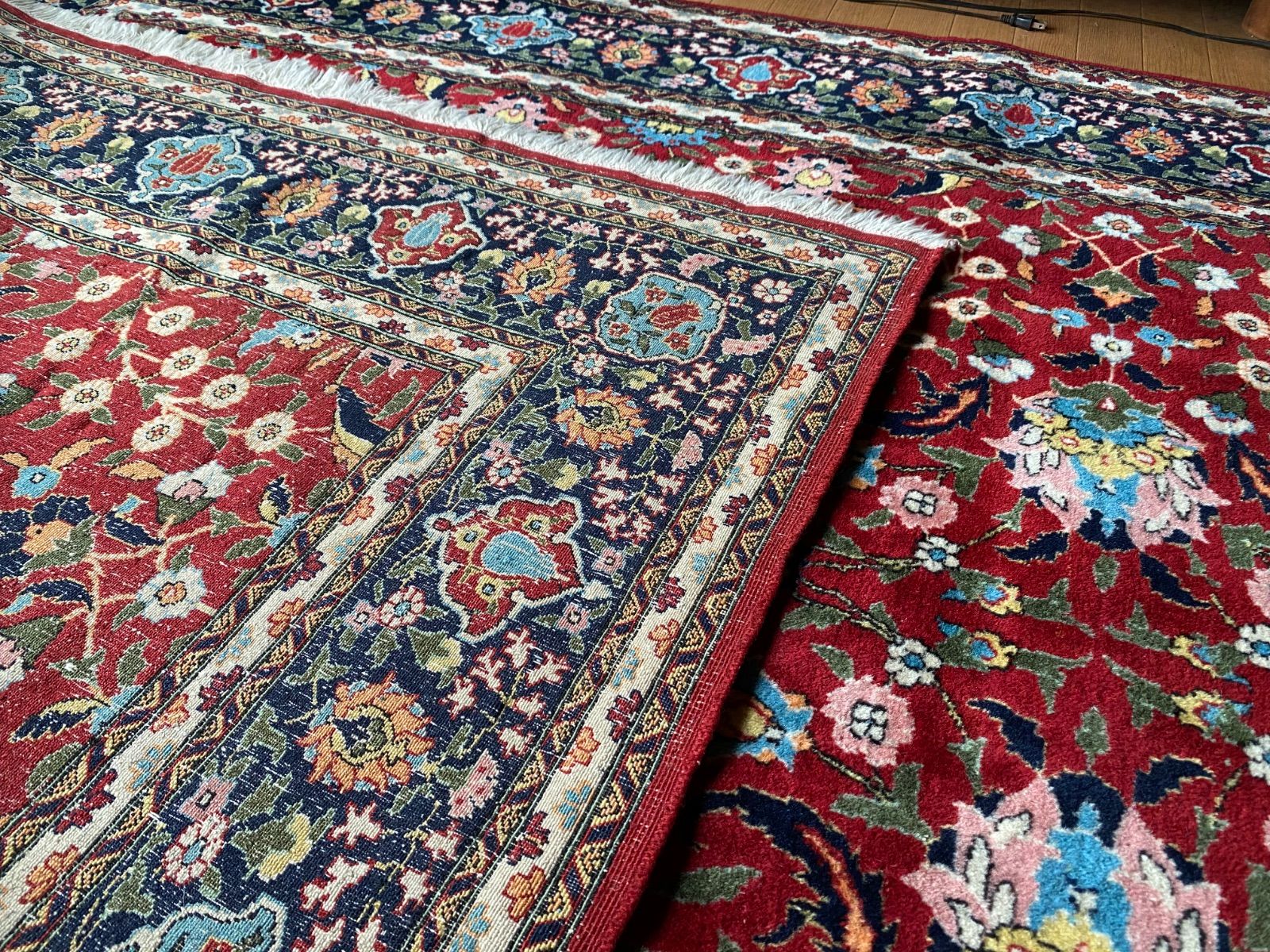 な掘り出し物ヴィンテージ1㎝に7目の細かさ新古品の手織へレケ絨毯見事なイズニック柄169×260