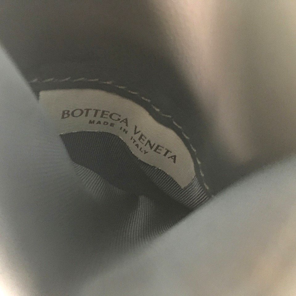 送料込み！ 未使用品 BOTTEGAVENETA 二つ折り札入れ ラムスキン 財布  