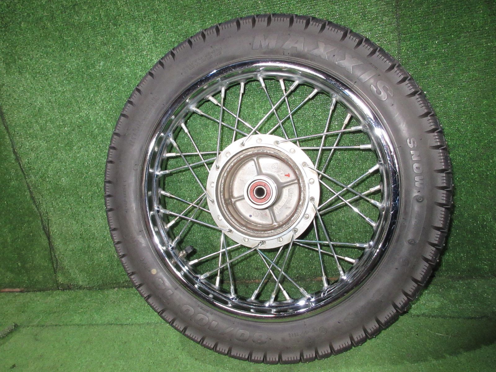 AA04 郵政カブ リアホイール14インチ スパイクタイヤ付き AA04