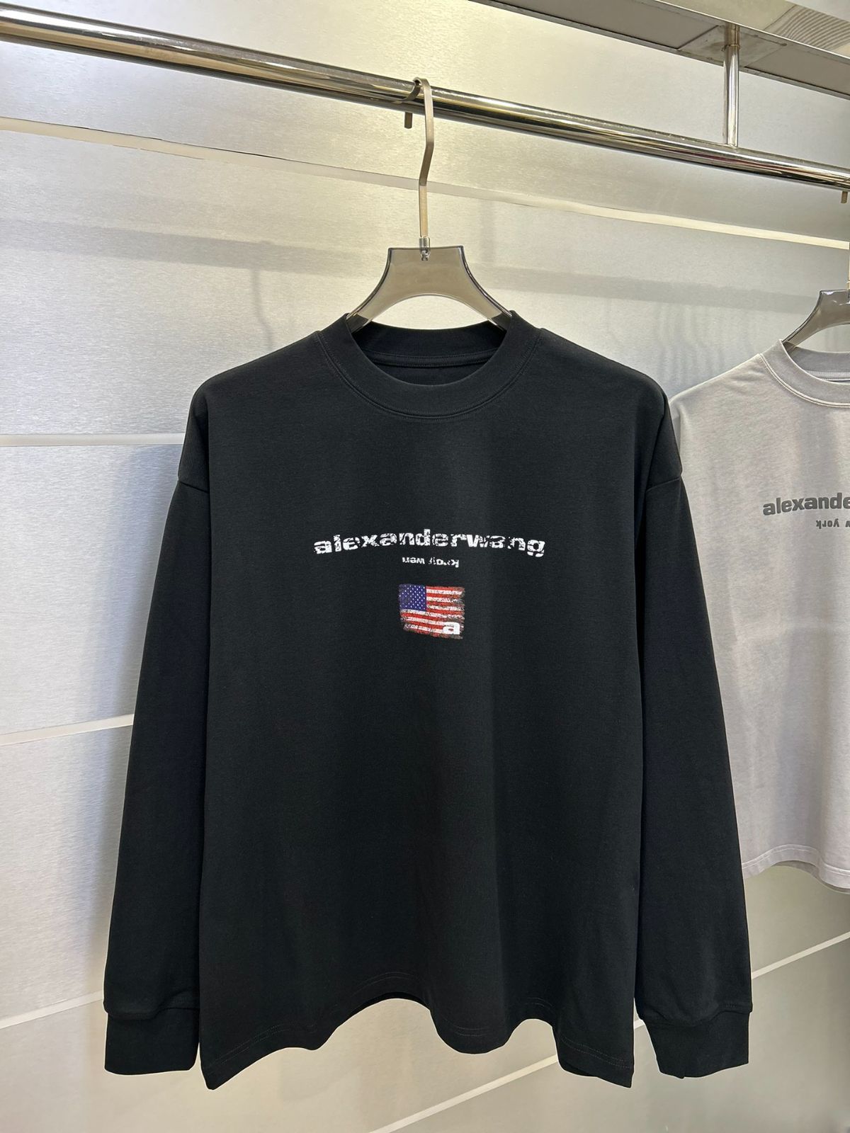 Alexander Wang（アレクサンダー・ワン）のヴィンテージ風に加工された旗印のプリントが施されたロングスリーブTシャツです - メルカリ