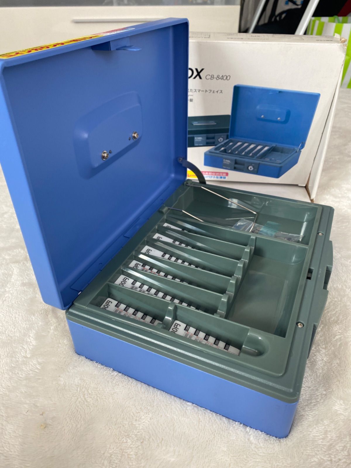 新品　A5 キャッシュボックス 金庫  青ブルーCB-8400-B Amazon | カール事務器 手提げ金庫 キャッシュボックス A5