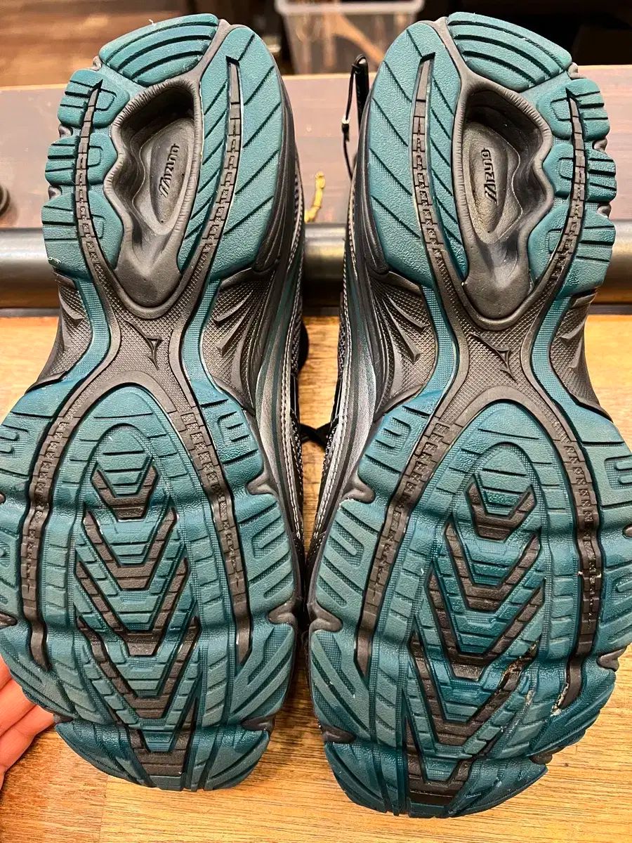 グレー スニーカー