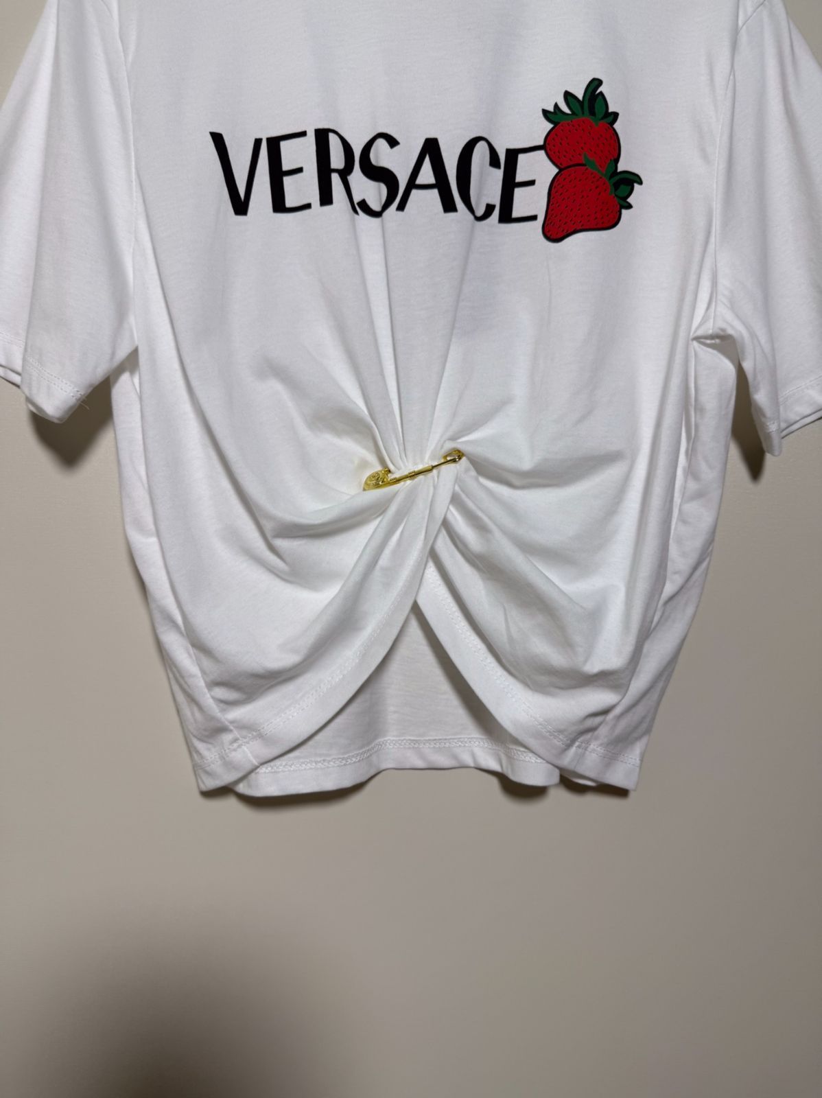 【送料&関税込】Versace strawberry T-shirt Versace Strawberry Garden Cropped-T-Shirt | Schwarz