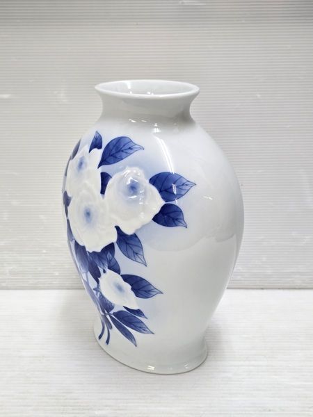 ♥展示品 香蘭社 染付陽刻薔薇 花瓶 白磁 有田焼 ○YR-19450○