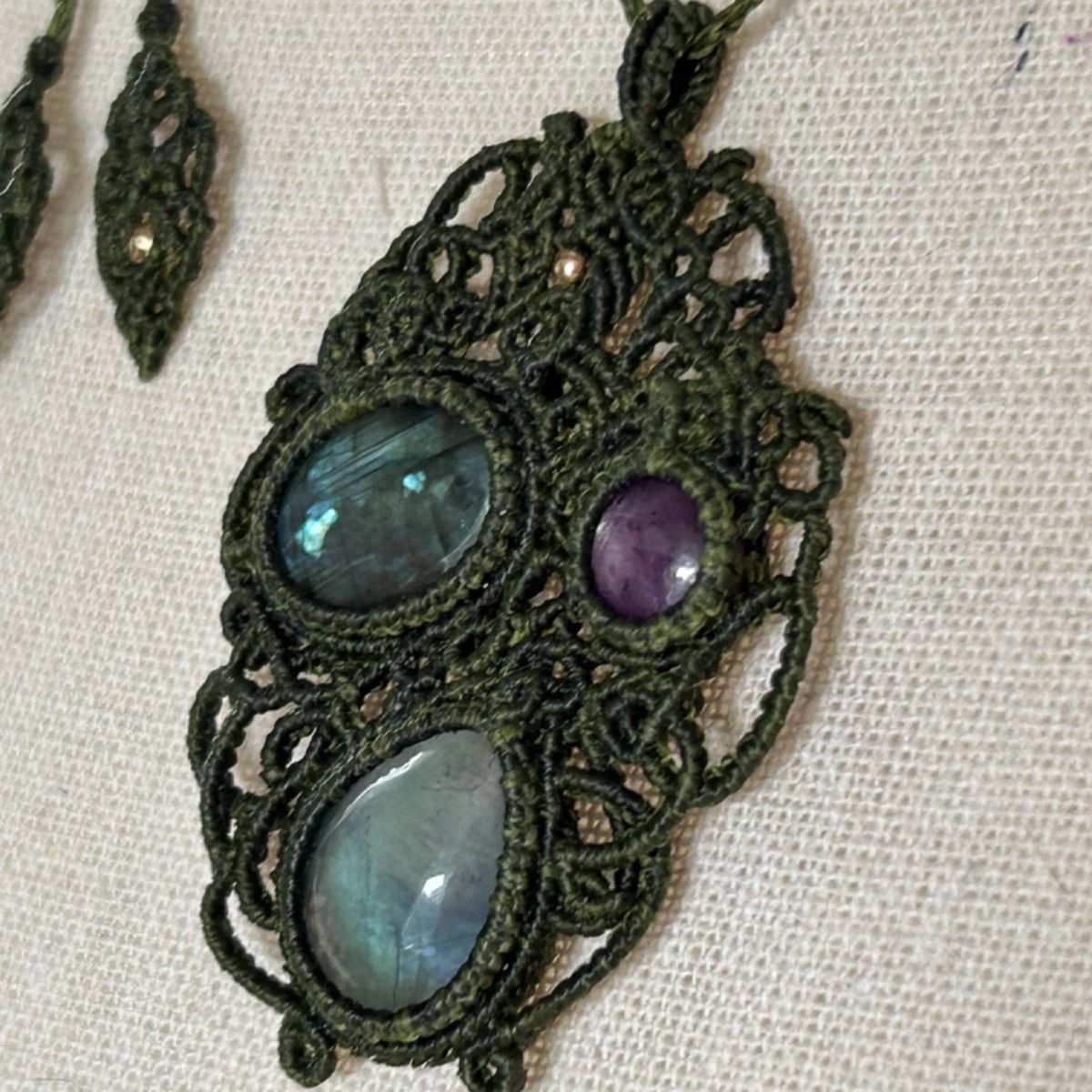 アンティーク・アイヌ木彫り　スタールビー　セラフィナイト　マクラメ　ネックレス ルビー、フローライト、ラブラドライトのマクラメネックレス ストア