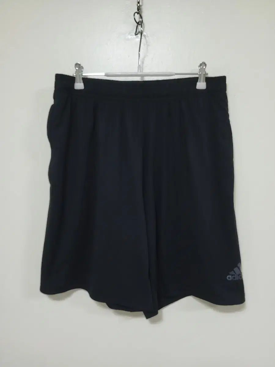 adidas(アディダス) 黒 ハーフパンツ