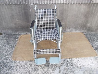送料無料（一部地域を除く）幸和製作所 ハンドブレーキ付きアルミ製車いす