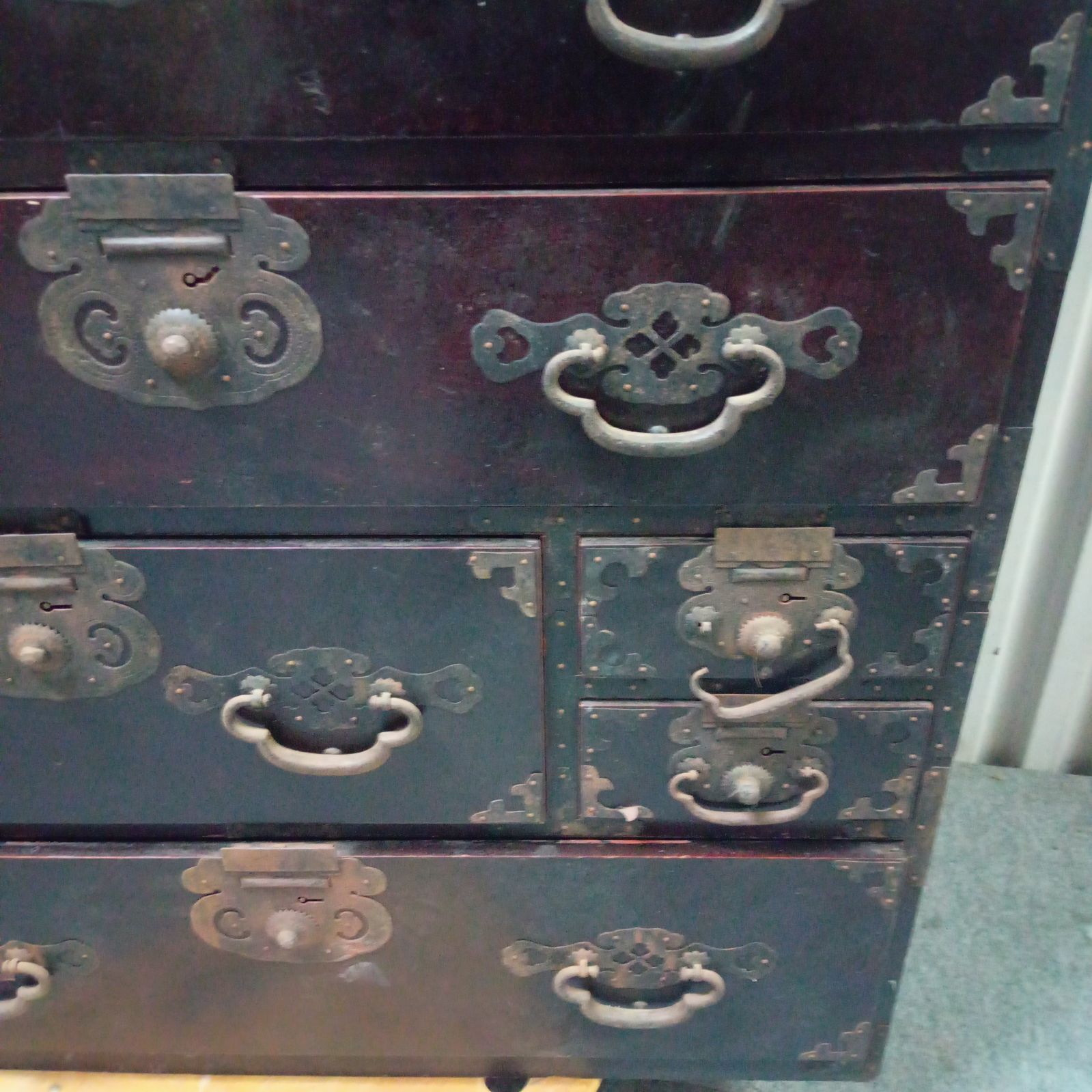 レトロ　時代箪笥　(下)② 時代箪笥／黒塗閂付小箪笥 スタンド付き【Small chest with