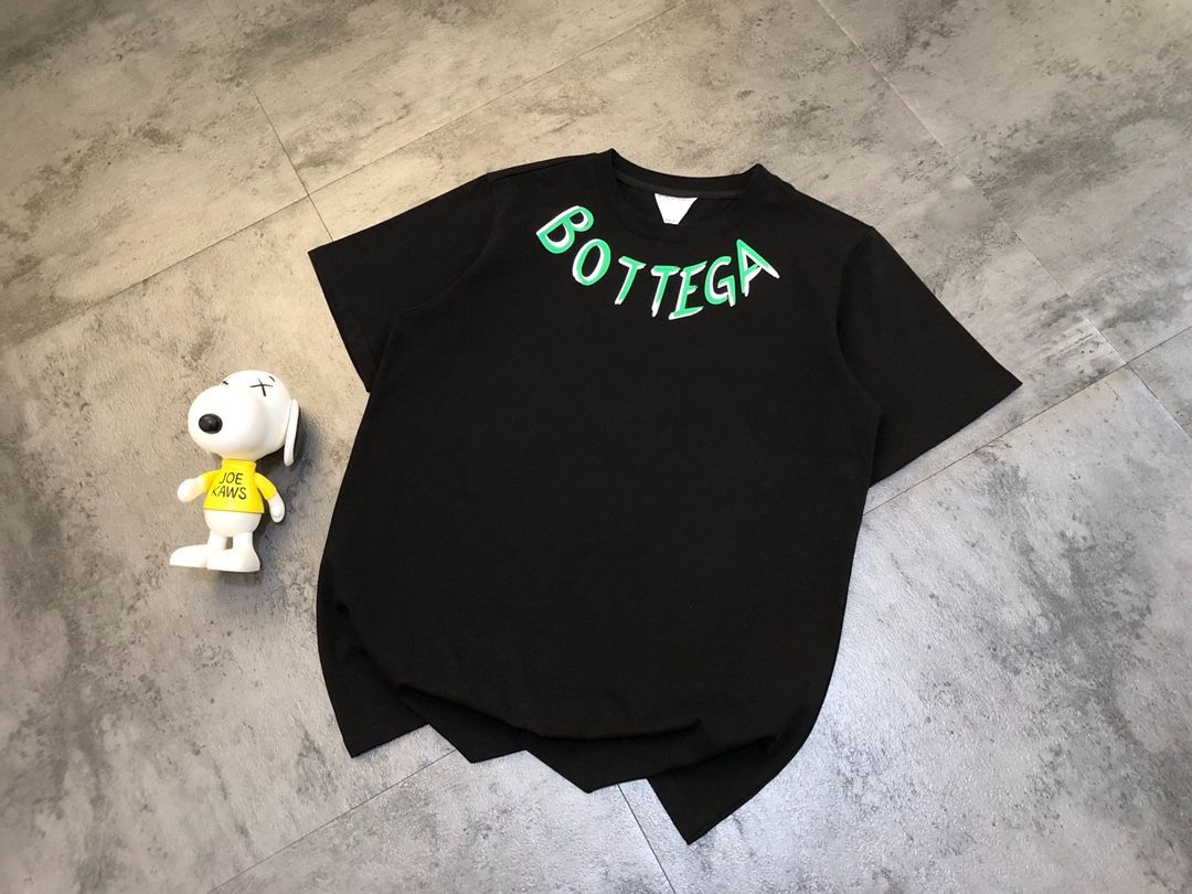 BOTTEGA VENETA  ボッテガ・ヴェネタ  アルファベットプリントの半袖Tシャツです