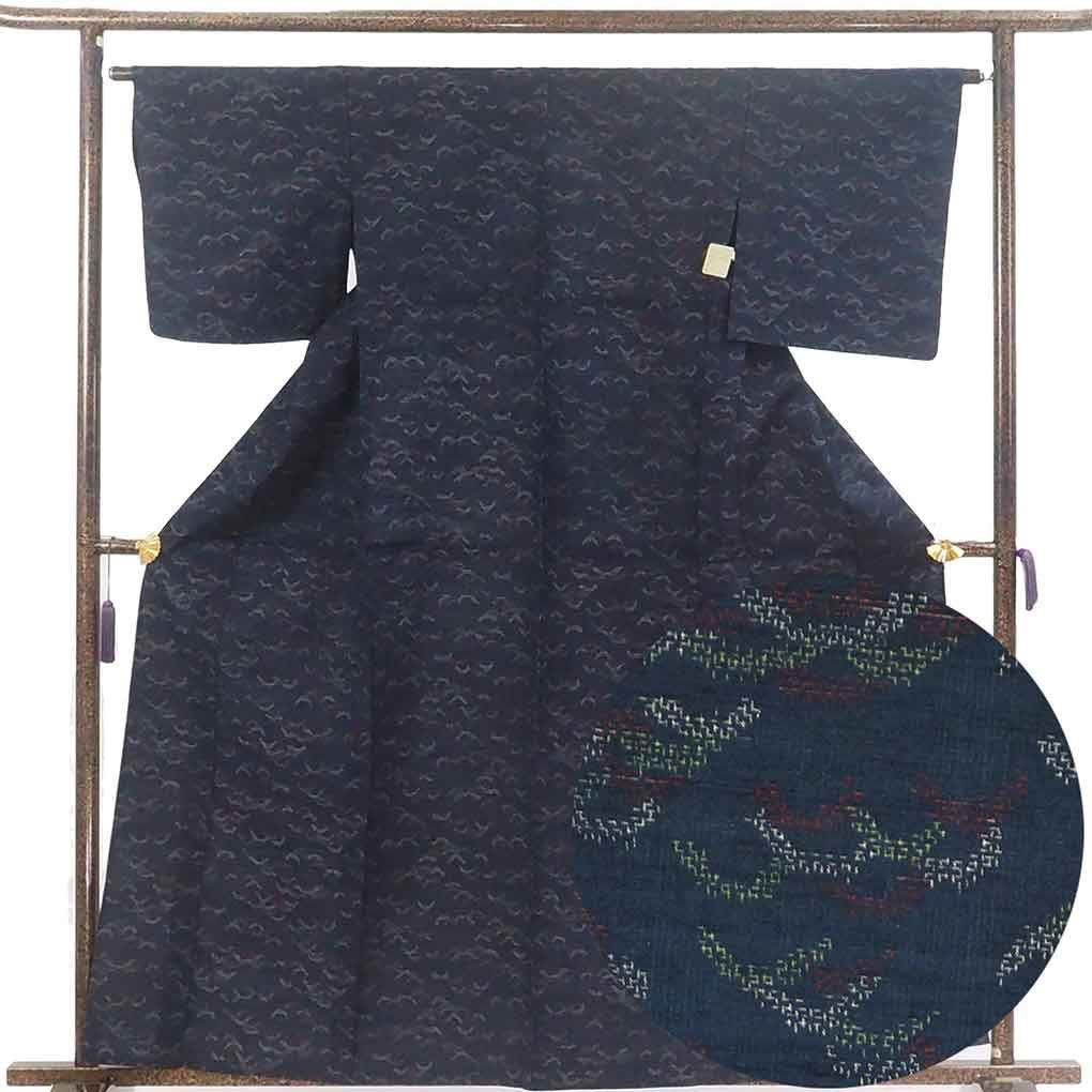 紬 身丈162cm 裄63cm 前幅26.5cm 後幅30cm 袖丈47cm 袖幅32cm レディース 単衣 連続模様 裄Mサイズ 初夏 初秋用 正絹 シルク ネイビー ♥品 リメイク リユース リサイクル 呉服のきくや