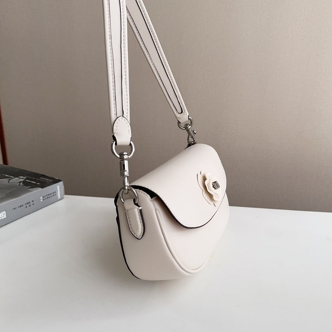 COACH コーチ エミーサドルバッグ ティーローズ 椿 2WAY ショルダーバッグ アウトレット品 ホワイト 白 CU032 - メルカリ