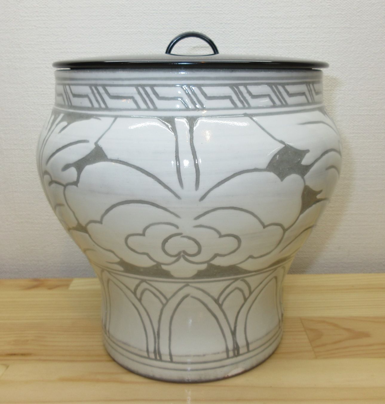 送料込【逢絢亭・新品】茶道具 水指 京焼 掻落し 真塗の塗蓋 黒石窯 共箱入り 逢絢亭・新品】茶道具 水指 京焼 掻落し 真塗の塗蓋 黒石窯 共