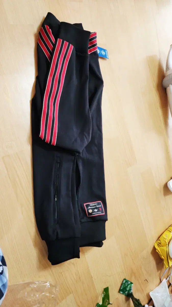 アディダス MANCHESTER UNITED FC トラックジャージ 2xl 赤黒 マンチェスター ユナイテッド FC テラス iKON アイコン ト LLC-HASEGAWATOSO_COM