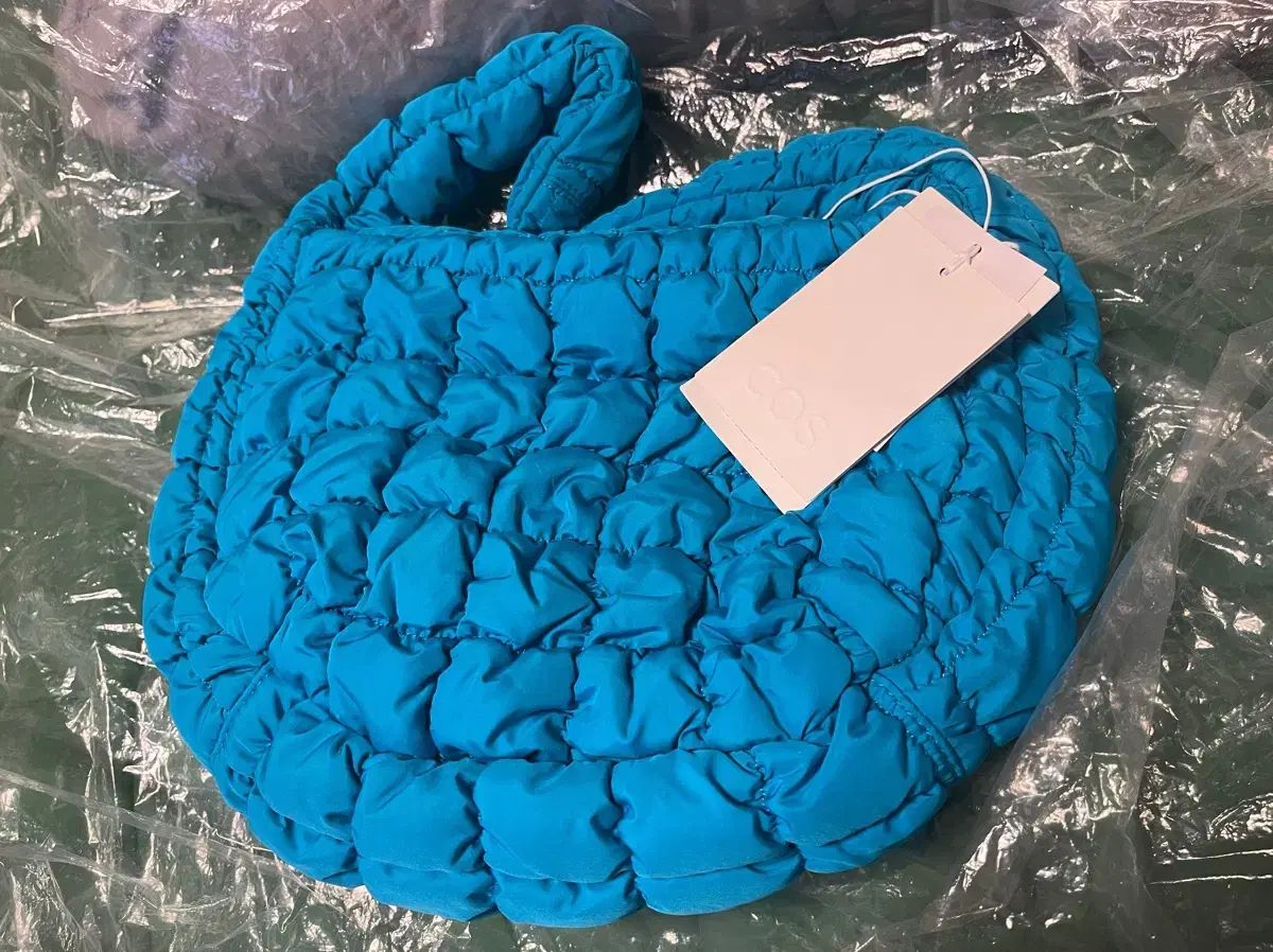 COS(コス) Quilted ミニバッグ 明るい ターコイズ ブルー キルティング クラウドバッグ ポップコーン バッグ