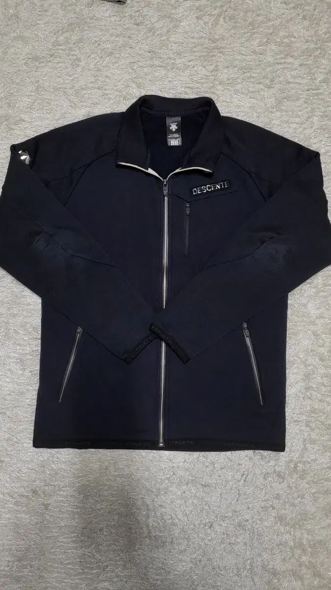 DESCENTE(デサント) ジップアップ Q