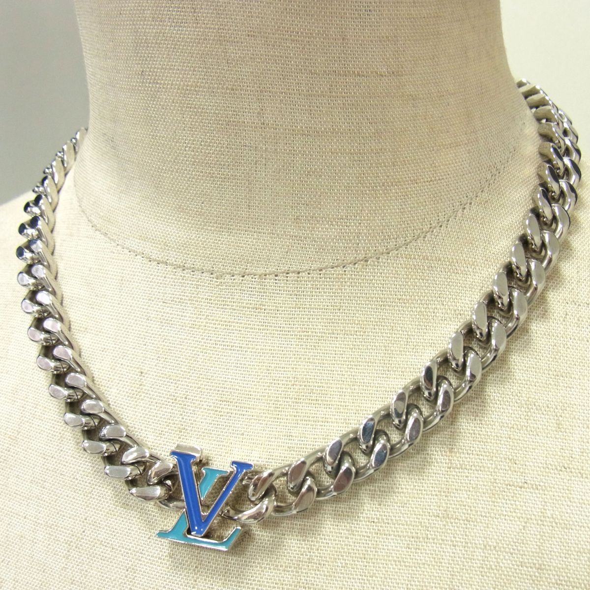 正規品　LOUIS VUITTON LVロゴネックレス 国内発送【ルイ・ヴィトン】 LVロゴ ストラスネックレス (Louis