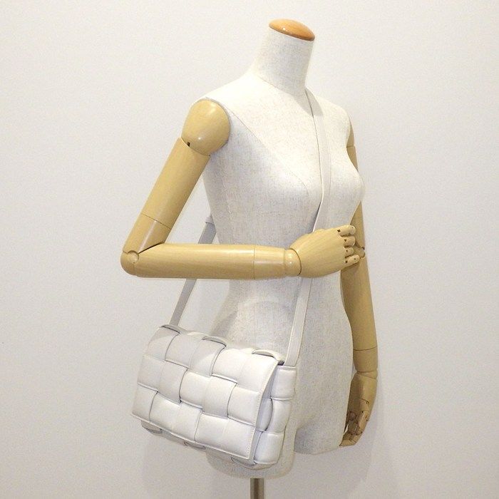 ボッテガ ヴェネタ BOTTEGA VENETA ショルダーバッグ パデッド カセット クラシック 591970VCQR19143 チョーク ラムスキン DECORATOM_COM_BR