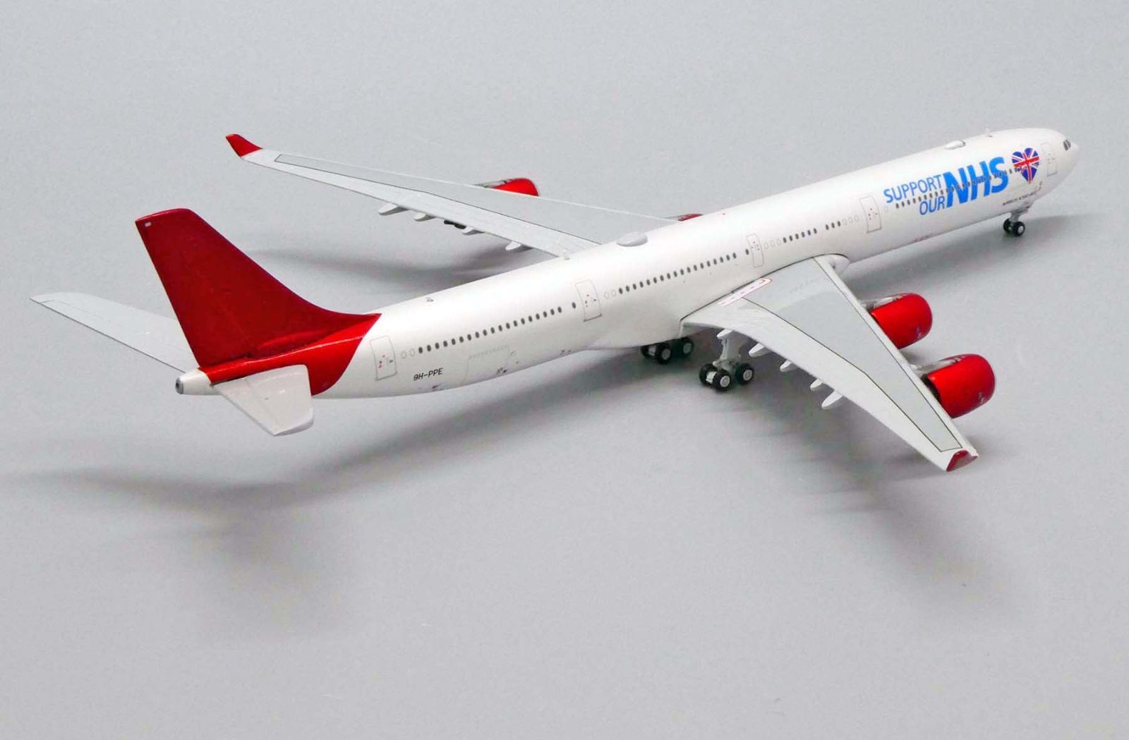 マレシュアエロ A340-600 9H-PPE 1 400 - 航空機