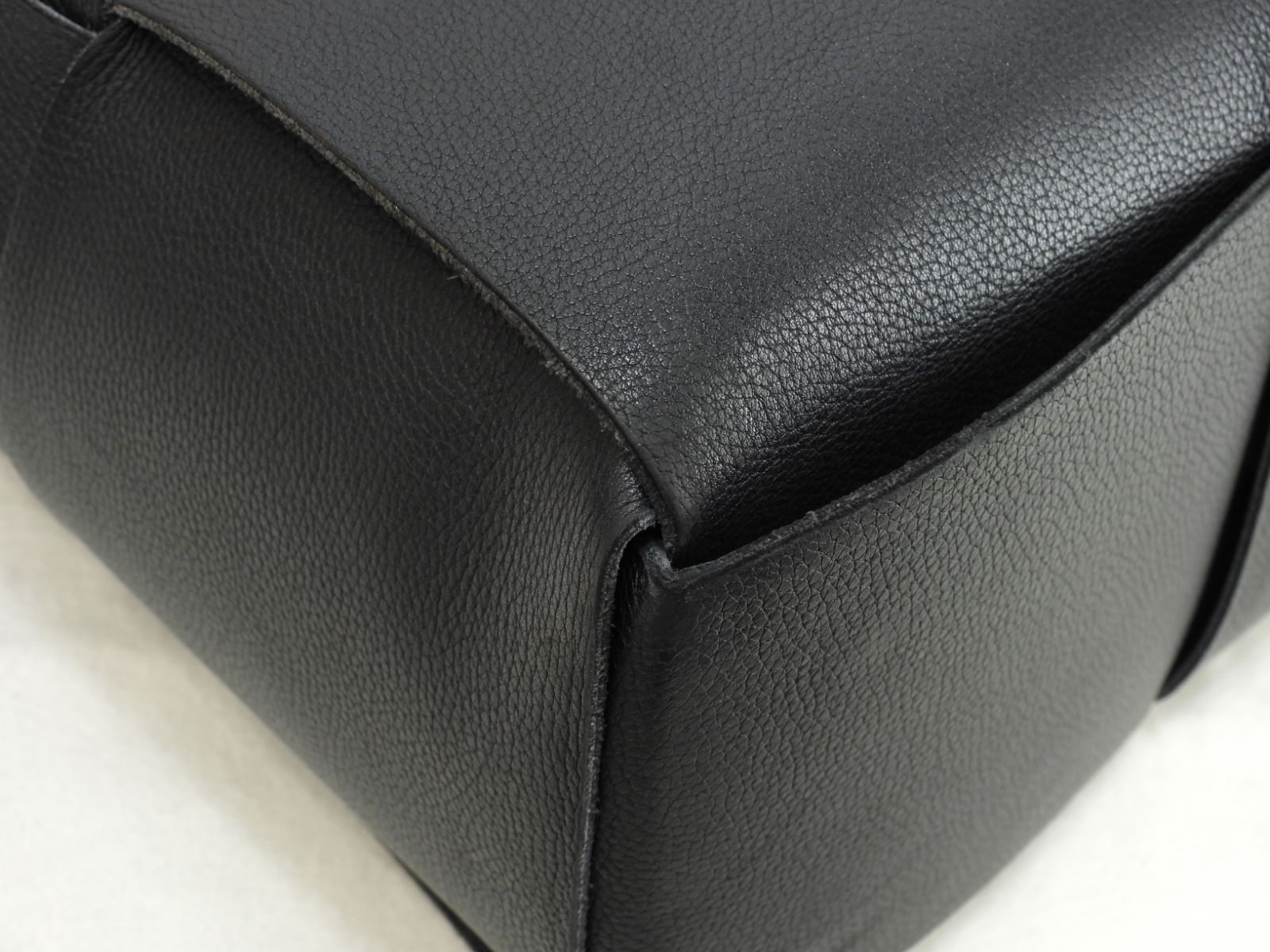 ボッテガヴェネタ トートバッグ ミディアムアルコ 型押レザー黒 ハンドバッグ B09569225S