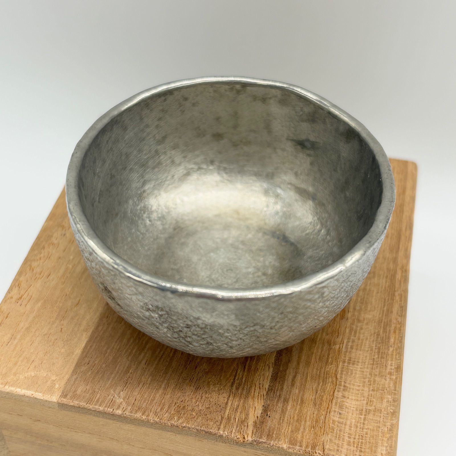 鶴岡鉦次郎 錫 ぐい呑 共箱 金属工芸 錫製 酒器 2502261 - メルカリ