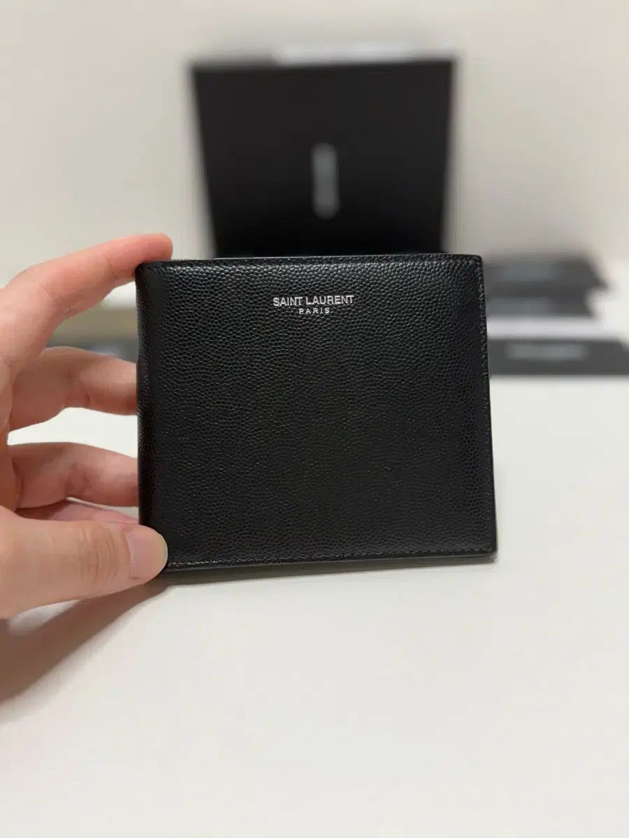 サンローラン クラシック 東だ 西 二つ折り財布