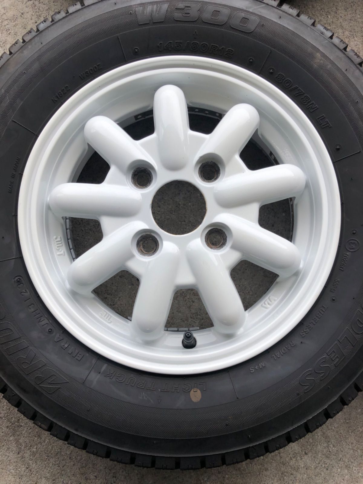 ワタナベ風 ブラックレーシング風 23年 軽トラ 軽バン スタッドレス アルミホイール 145 80R12 6PR ブリヂストン W300 白ホイ ホワイト