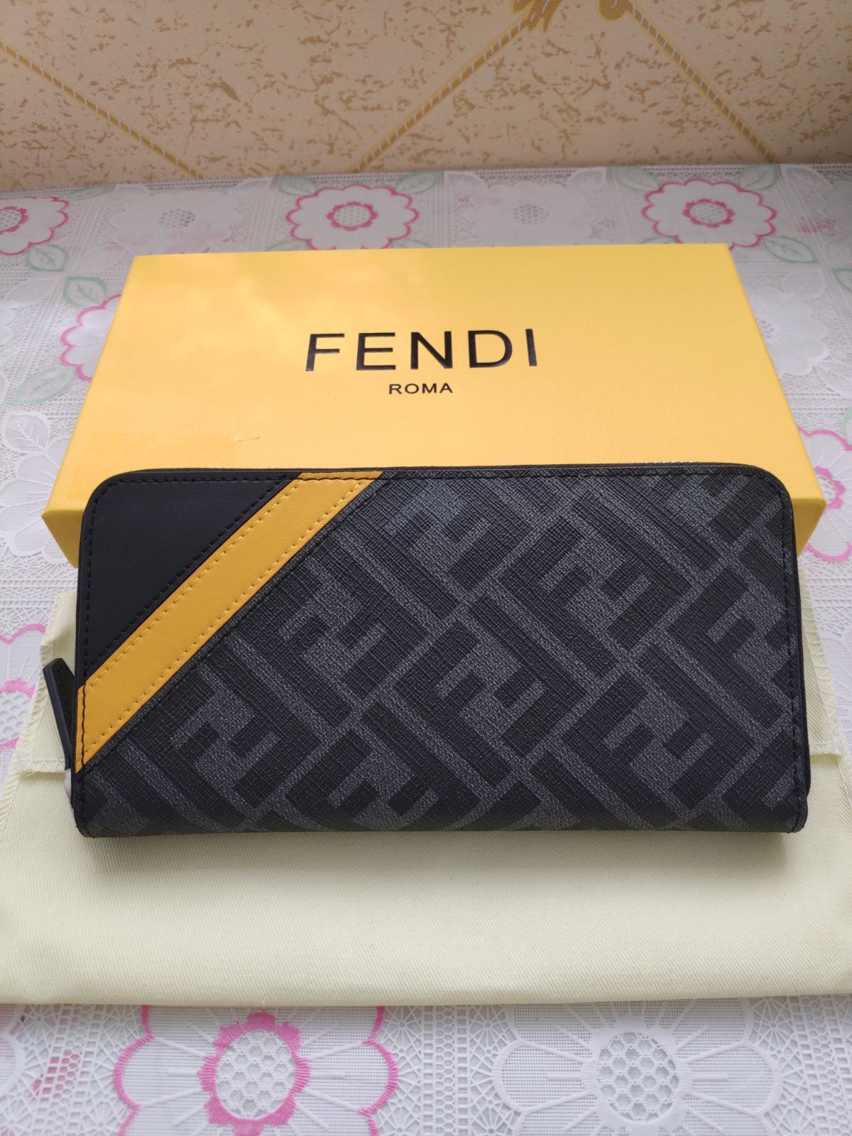 大人気美品！フェンディ/FENDI 長財布 ジップラウンドウォレット FFスクエアード メンズ☆ 財布 新品未使用