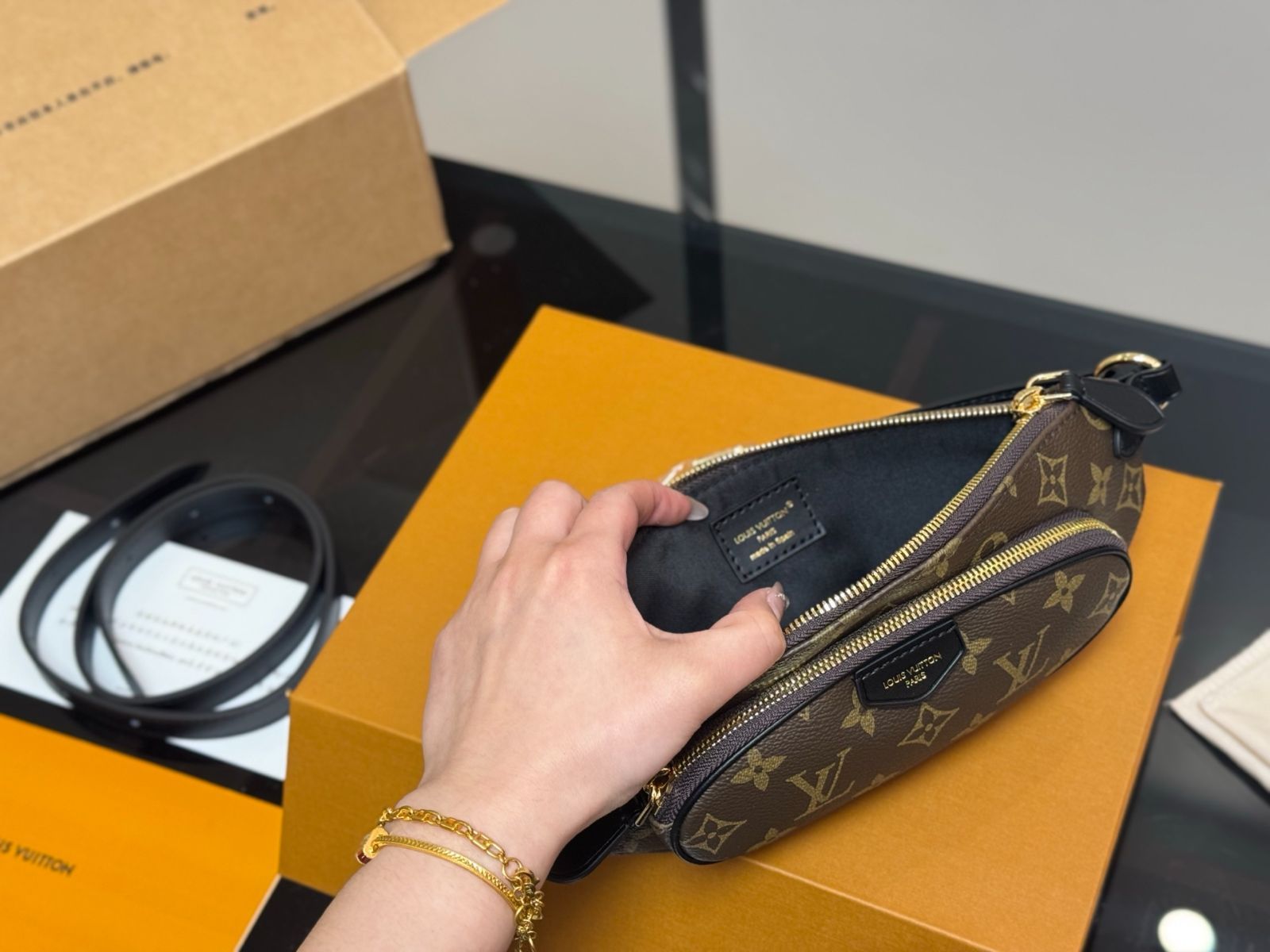 コロッとした形が可愛い【Louis Vuitton】KEEPIT ウエストバッグ コロッと感が可愛い♪ Louis Vuitton KEEPIT ウエストバッグ