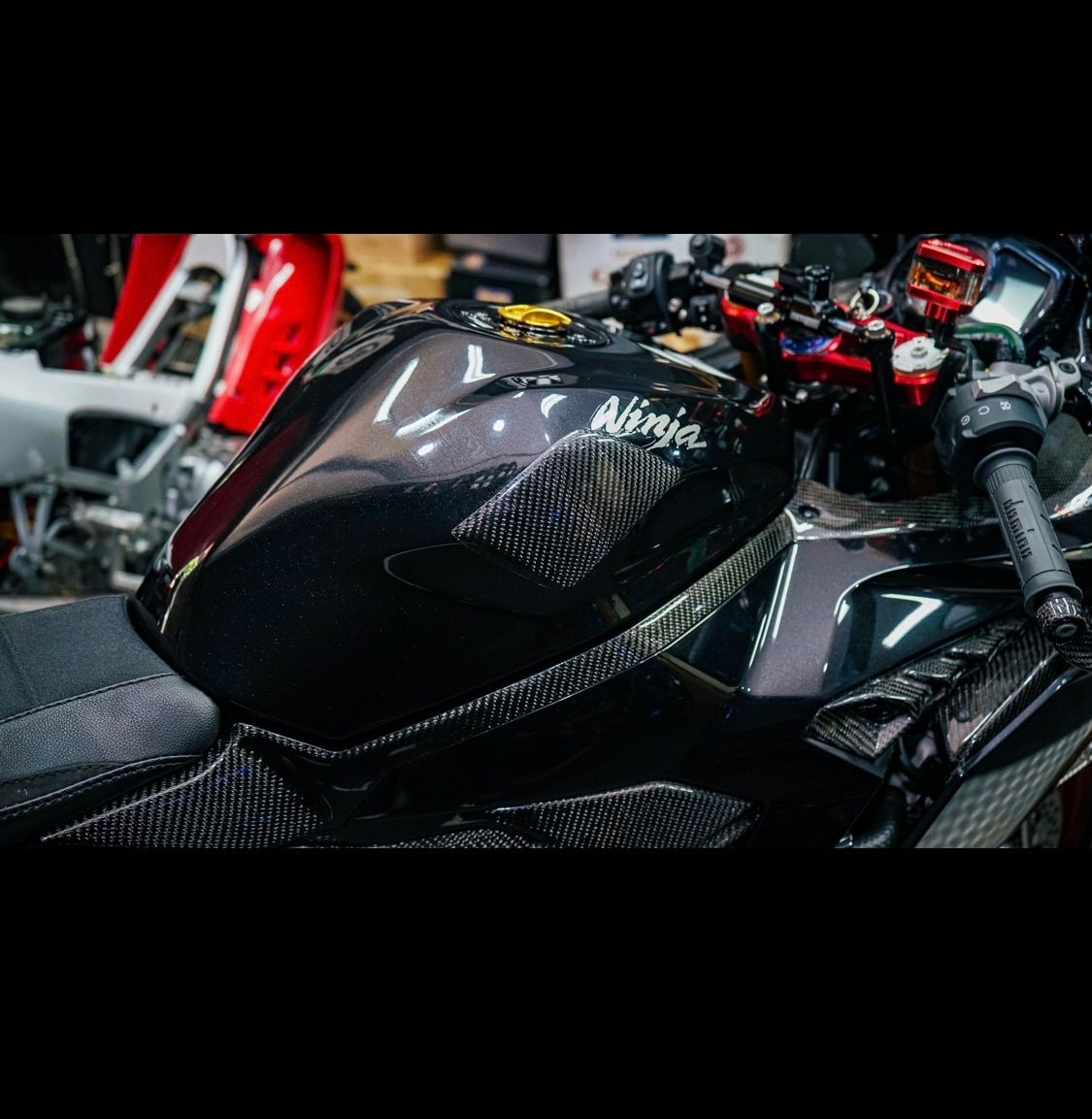 ZX25R カーボンタンクスライダー 受注製造 ZX-25R タンク