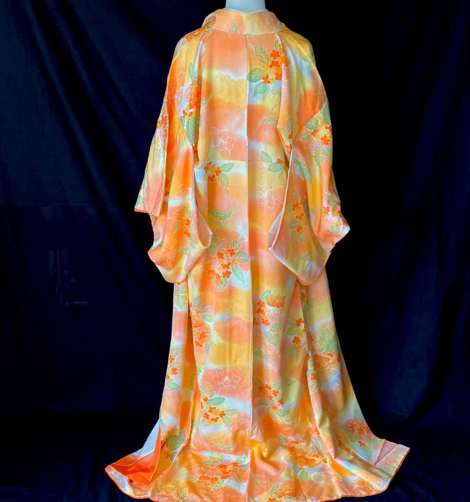 着物〈オレンジ????色の花の小紋〉SALE  トールサイズ  花の着物　華やか　明るい