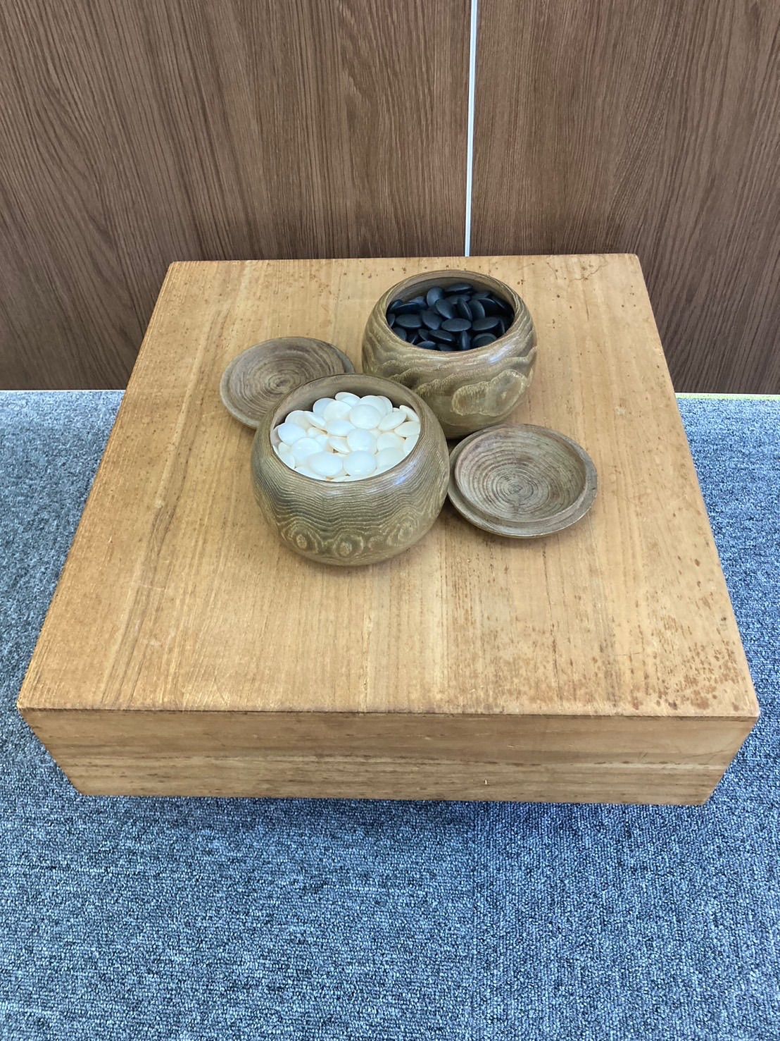 品 木製 脚付き 囲碁盤 - 碁石セット ボードゲーム 囲碁 碁石 蛤ハマグリ 昭和レトロ 木製カバー付き 現状品