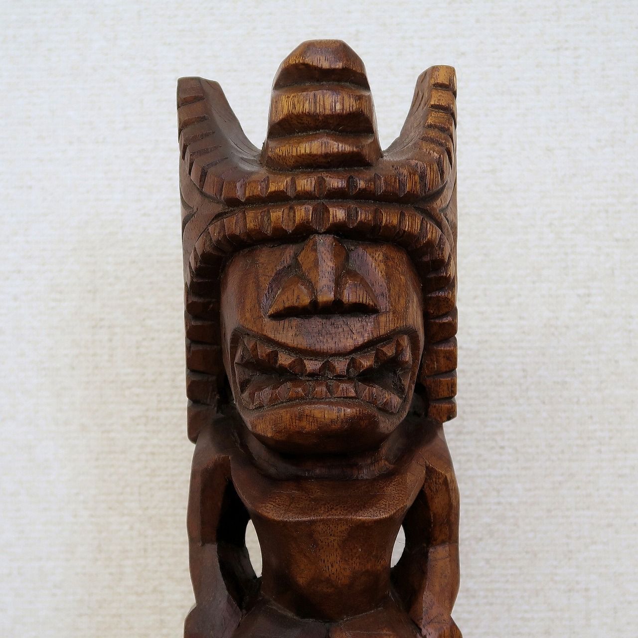 ティキの木彫りの置物 TIKI Winner 30cm 木製スワール無垢材