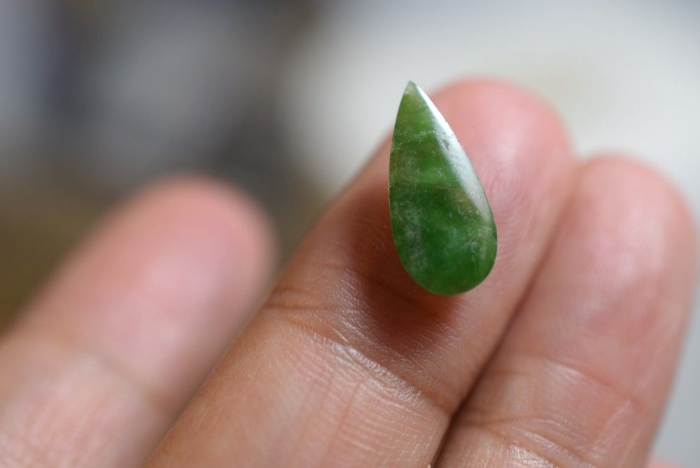 陽緑】ミャンマー産本翡翠のルース① 天然石 高級品ミャンマー陽緑in