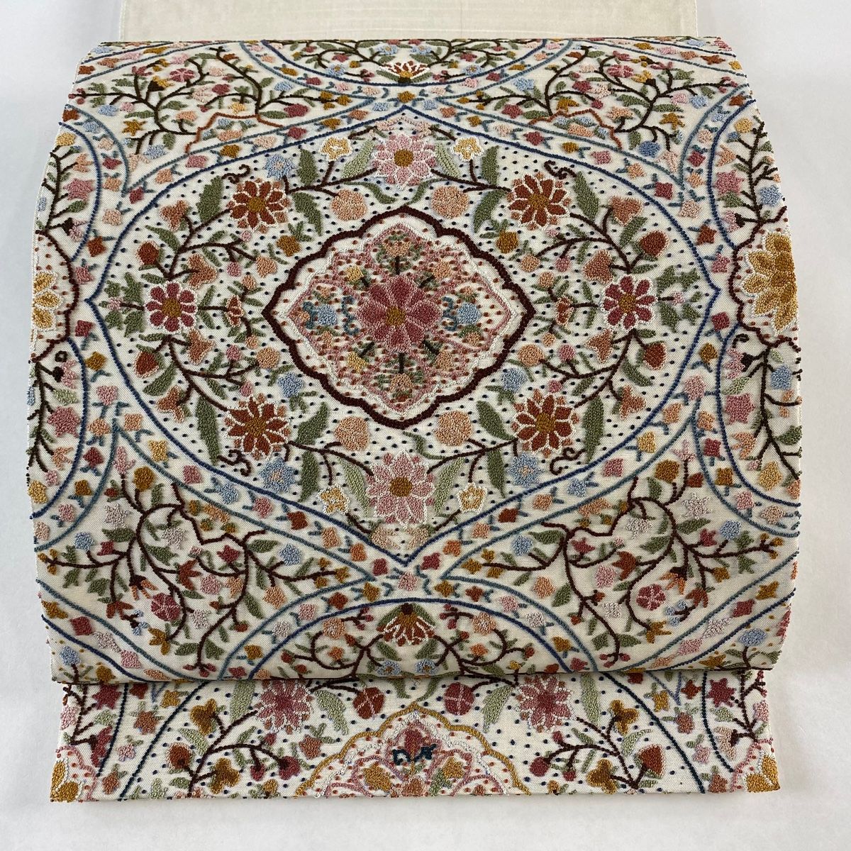 袋帯 華文 草花 相良刺繍 クリーム お太鼓柄 正絹