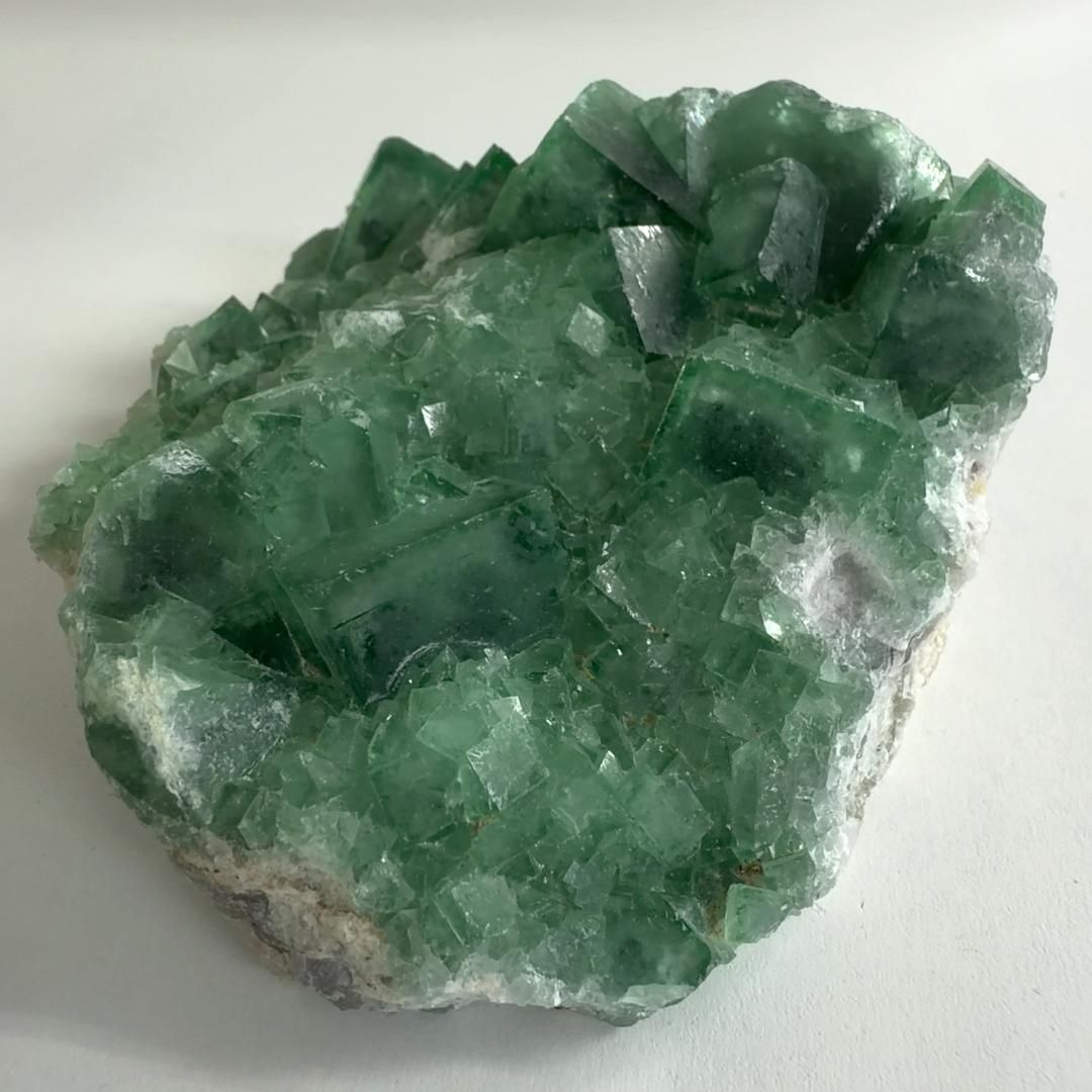 E31612 強い蛍光 マダガスカル産 蛍石 クラスター フローライト 蛍光鉱物 天然石 鉱物 原石 パワーストーン