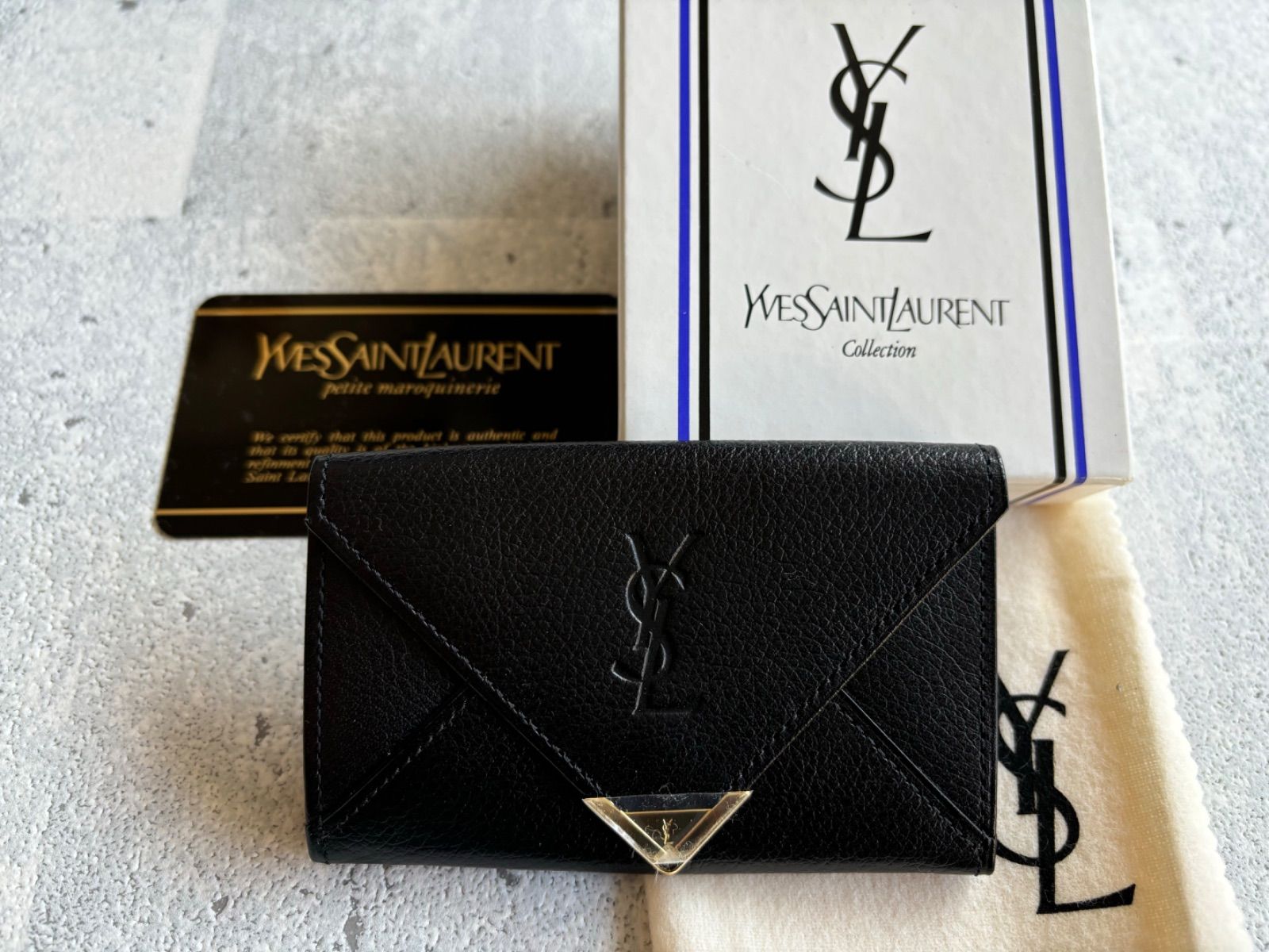 イブサンローラン　カサンドラロゴ型押し 三角プレート キーケース　ブラック Yves Saint Laurent カサンドラロゴ型押し 三角プレートキーケース 箱