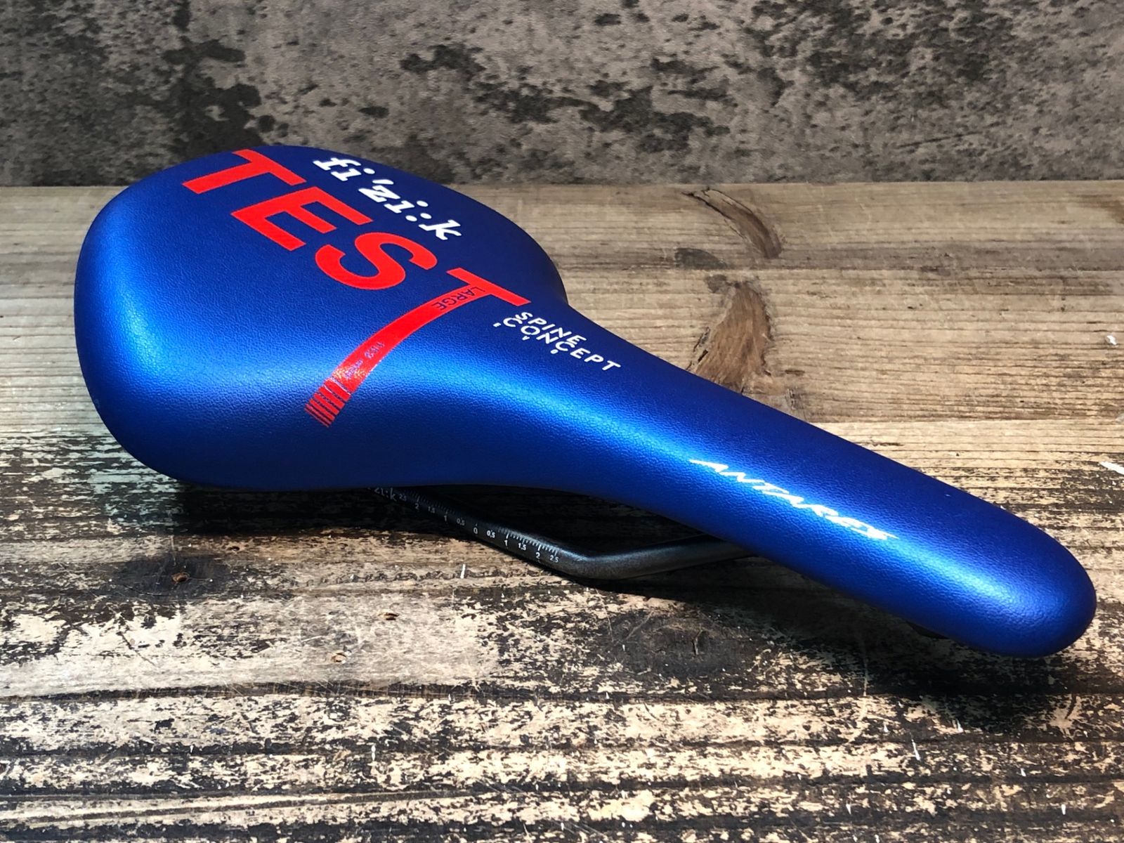 fi'zi:k Antares R3 サドル ブラック/ブルー