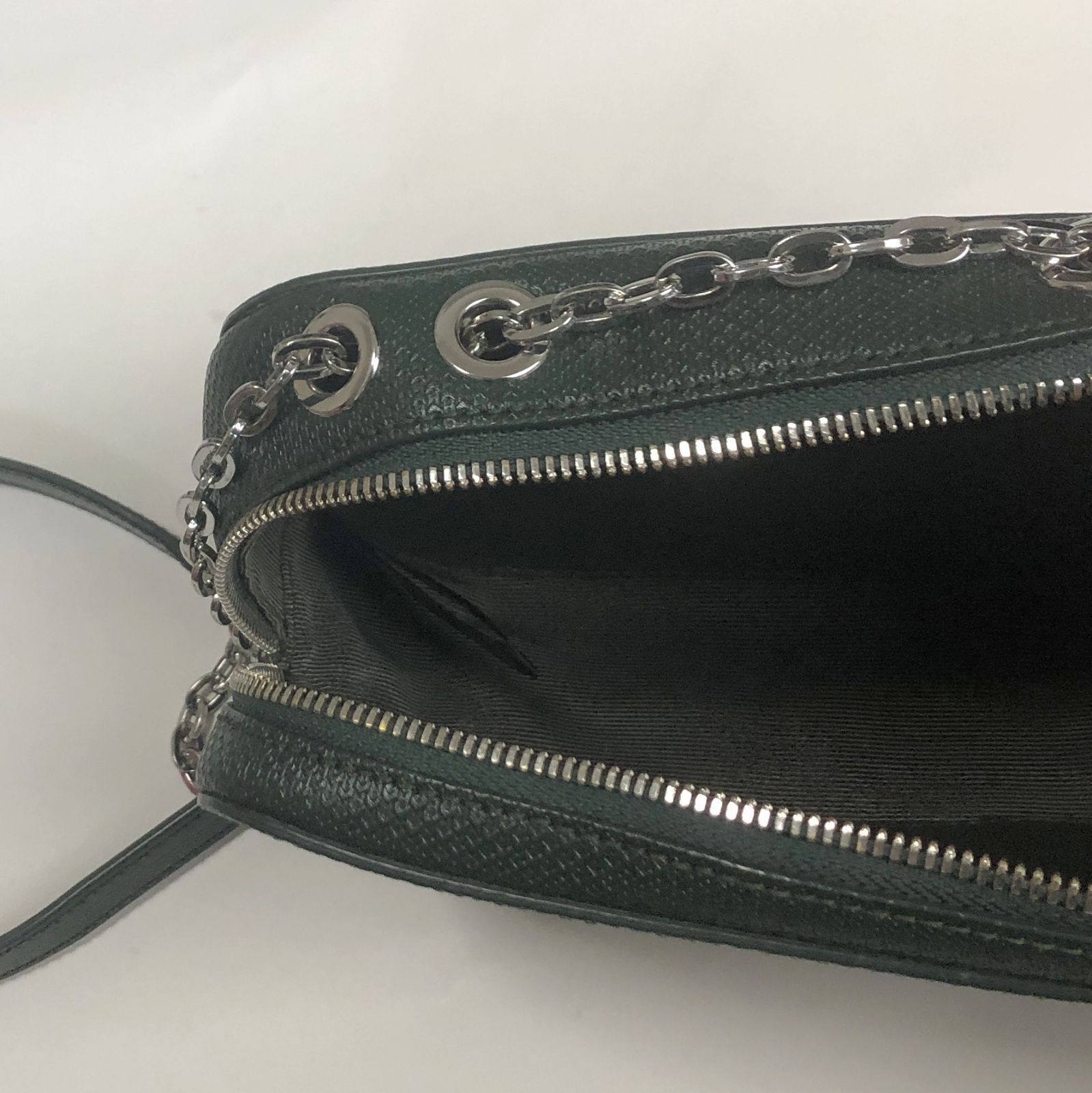 ラコステ LACOSTE 牛革 メタルチェーン エンボスレザー