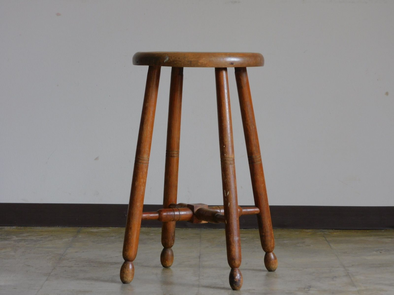 ふるい木味 一枚板座面 造りの良い丸椅子・スツール HK-a-02941 / ブナ 