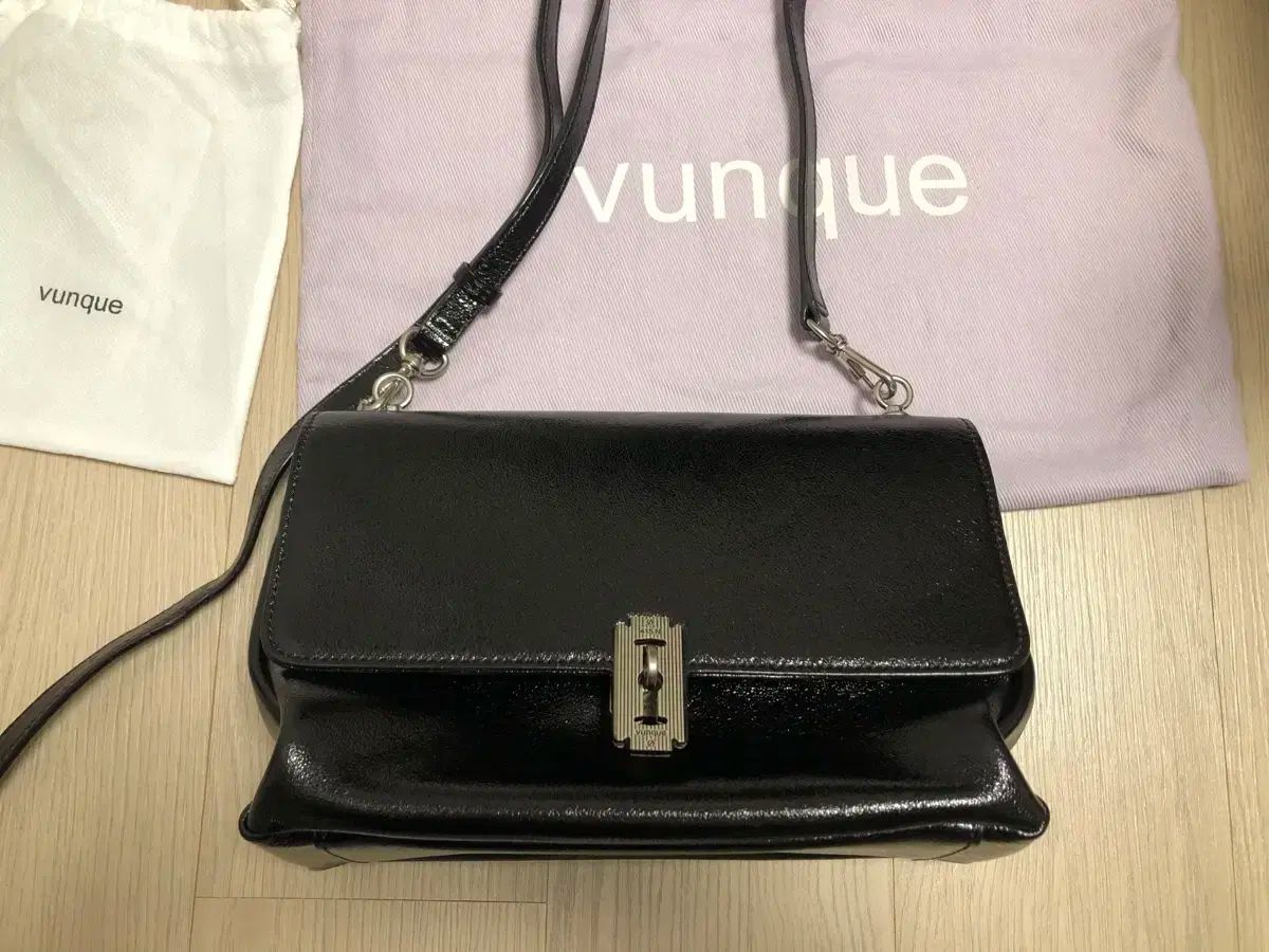vunque バゲットバッグ スモール
