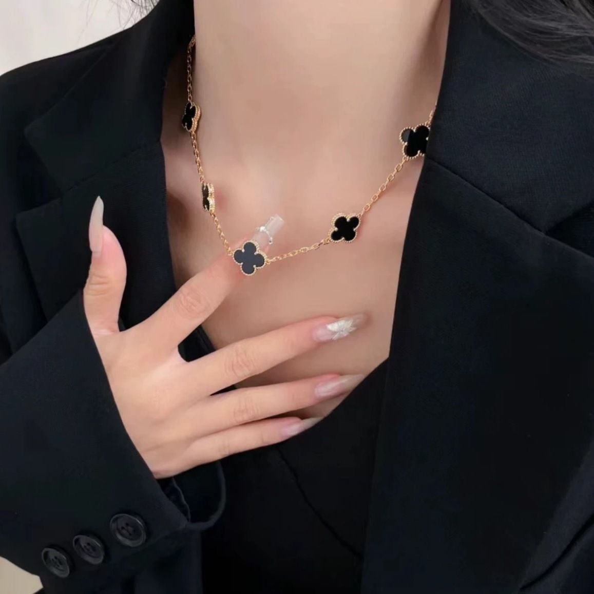 シンプルな女性用ネックレス