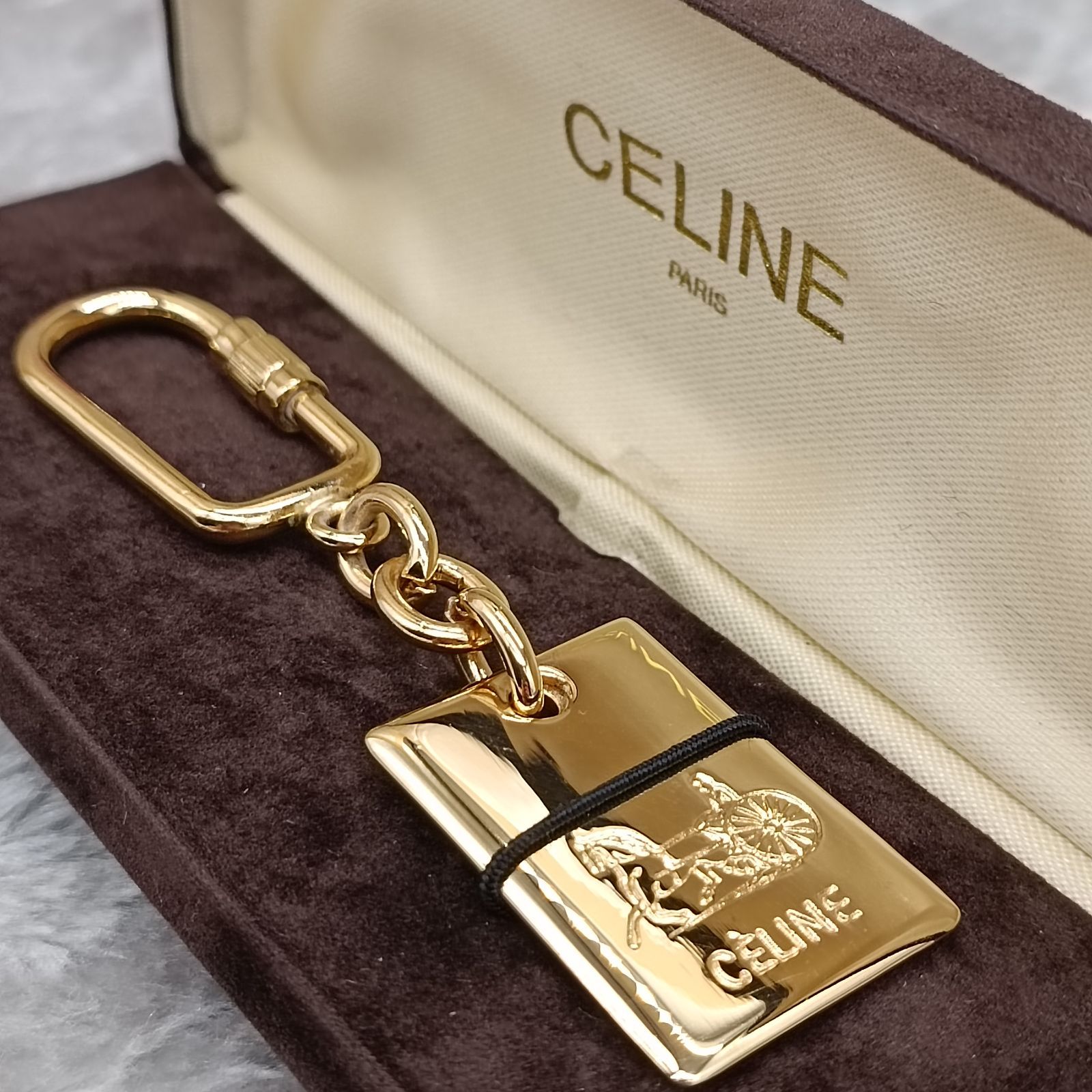 《 CELINE 》　★美品★　セリーヌ　キーホルダー　チャーム　キーリング　ゴールド　馬車　ケース付　ユニセックス　送料無料・匿名配送・最短即日発送いたします！　715