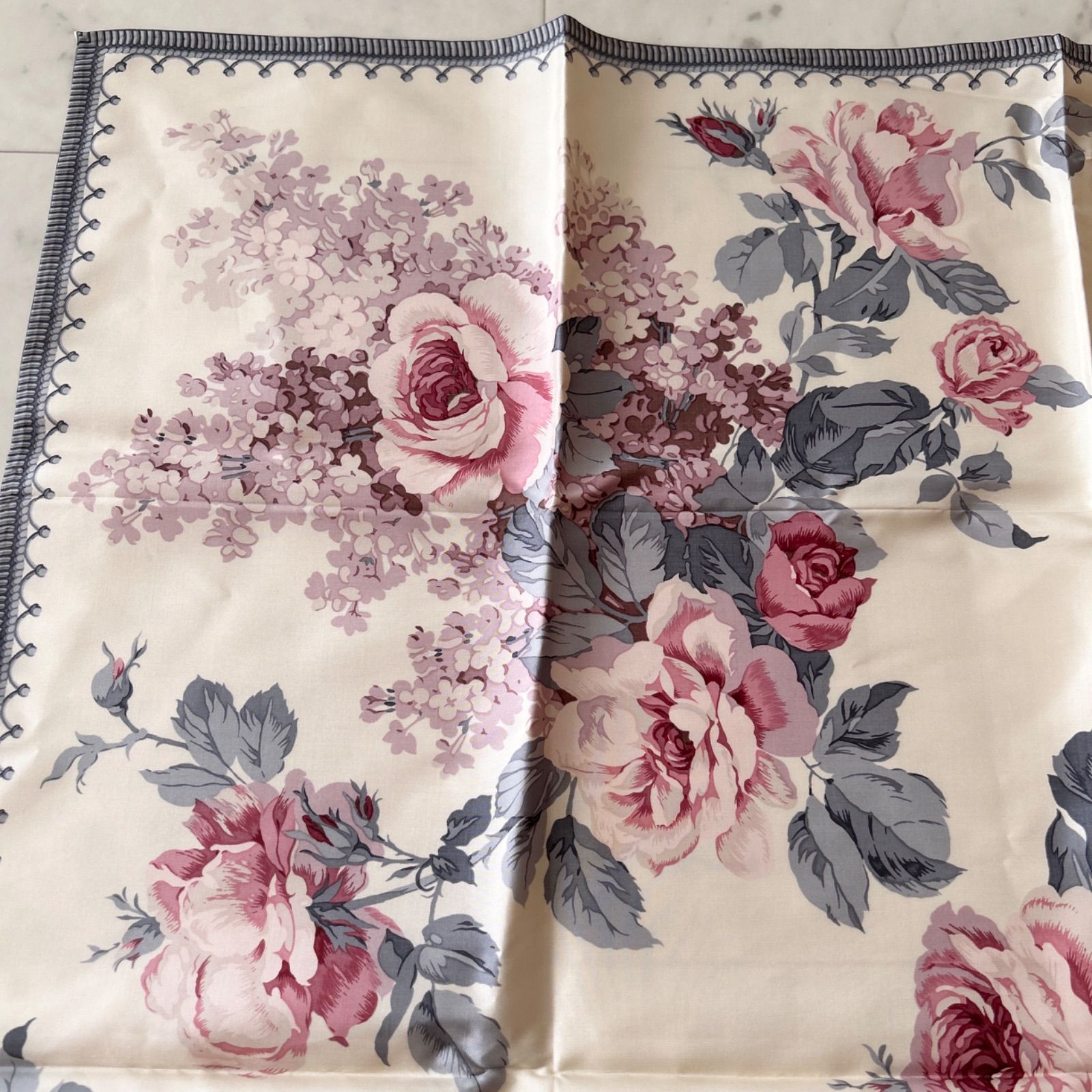 Jim Thompson 花柄シルクスカーフ ピンク新品未使用 シルクスカーフ 花柄（ピンク色） - ジムトンプソン【タイシルク