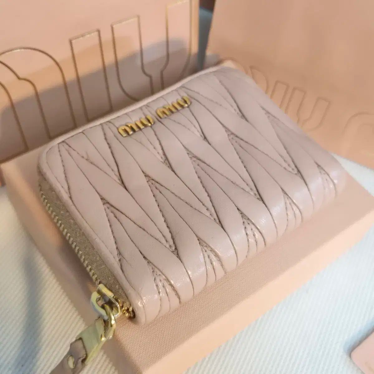 ★25SS新作★MIU MIU★マテラッセ ファスナー付きカードホルダー MIU MIU(ミュウミュウ) マテラッセ カードホルダー (フル構成