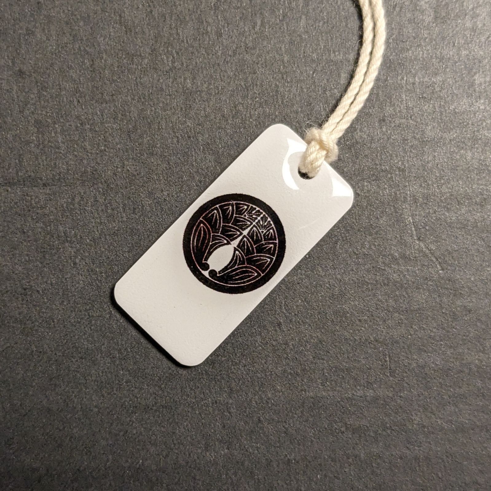 【ハンドメイド】家紋「丸に抱き茗荷」チャーム•ストラップ