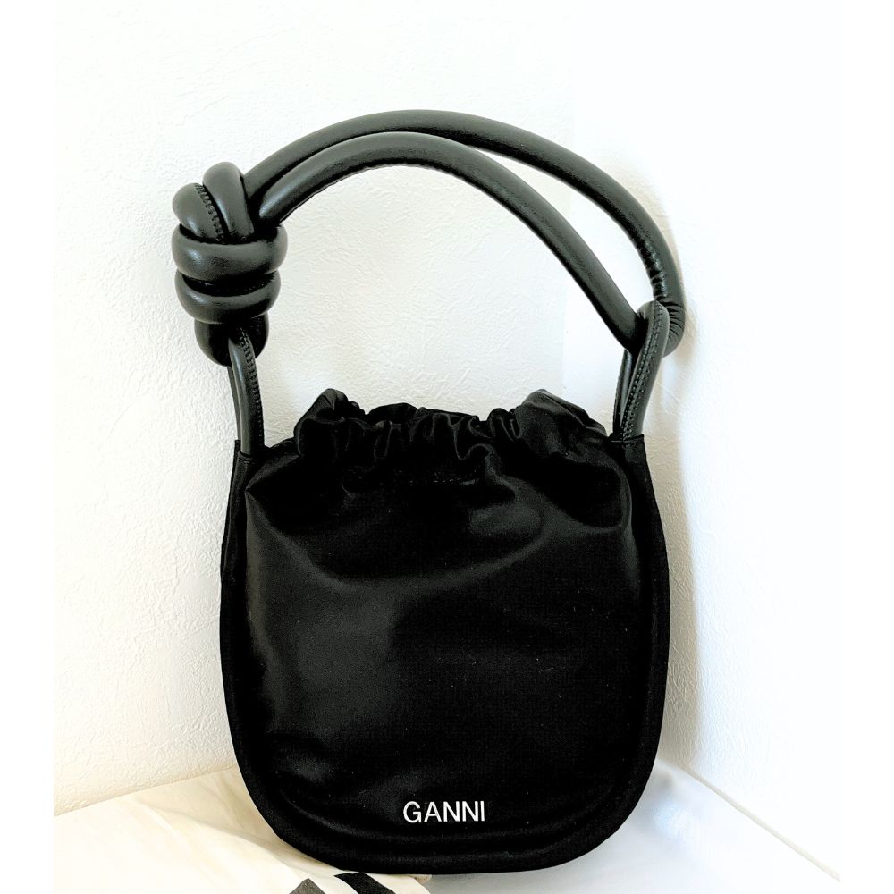 2-3日でお届け》新品【Ganni】「ノット スモール」ハンドバッグ - CREA